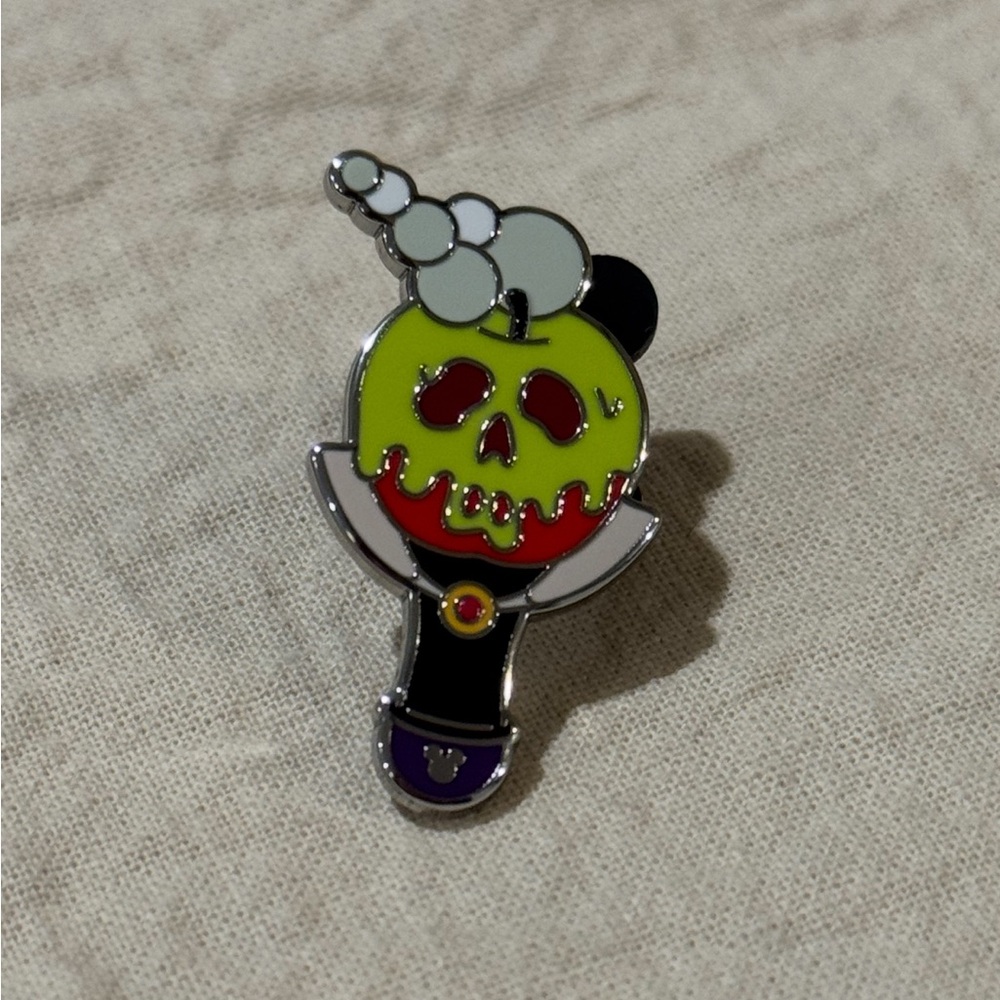 Hidden Disney 2025 - Evil Queen Bubble Wand Chaser Pin